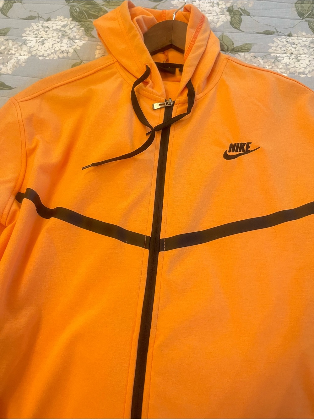Like NEW Nike Men’s Orange set Full-Zip Hooded Jacket and pants size Medium.